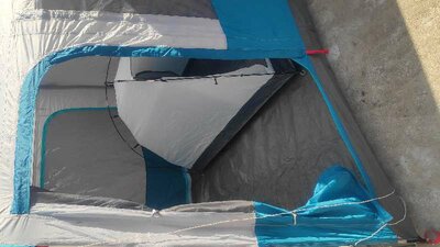 IMG_20210701_094130_1_resize_43.jpg (39.19 Kio) Vu 8815 fois A l'arrière l'on peut ouvrir le auvent à l'aide de deux piquets: la tente complète sans les piquets pour le auvent pèse 7,7kg pour 100€<br />Les premières tentes gonflables sont encore trop lourdes et chères.