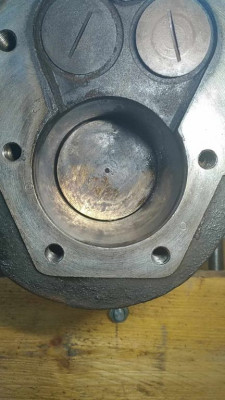 En commençant les premières vérifications, avant de partir à la soupe, l'état des cylindres à l'air plus que correct.