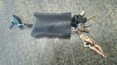 img_20211026_090255450.jpg (148.72 Kio) Vu 2549 fois Et le fourreau en cuir cache les clés d'antivol et du réservoir pour qu'elles ne "mangent" pas la peinture avec les vibrations.